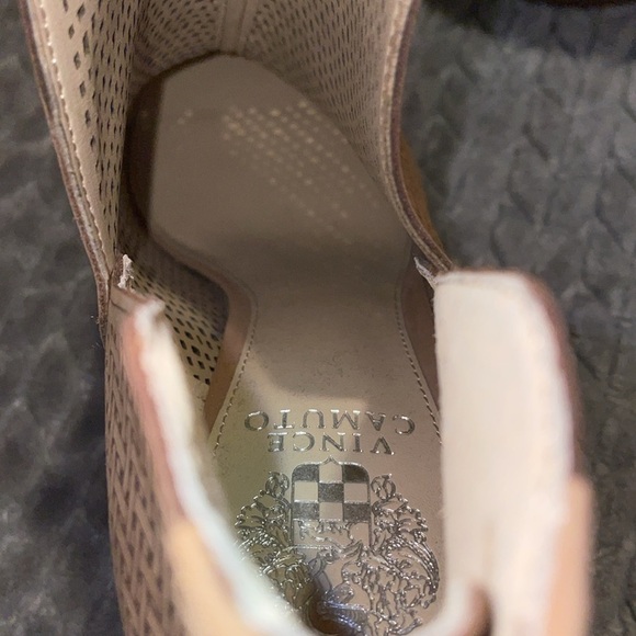Vince Camuto Gibbela laser cut leather booties, sz 10. Basket weave design. - Picture 12 of 13